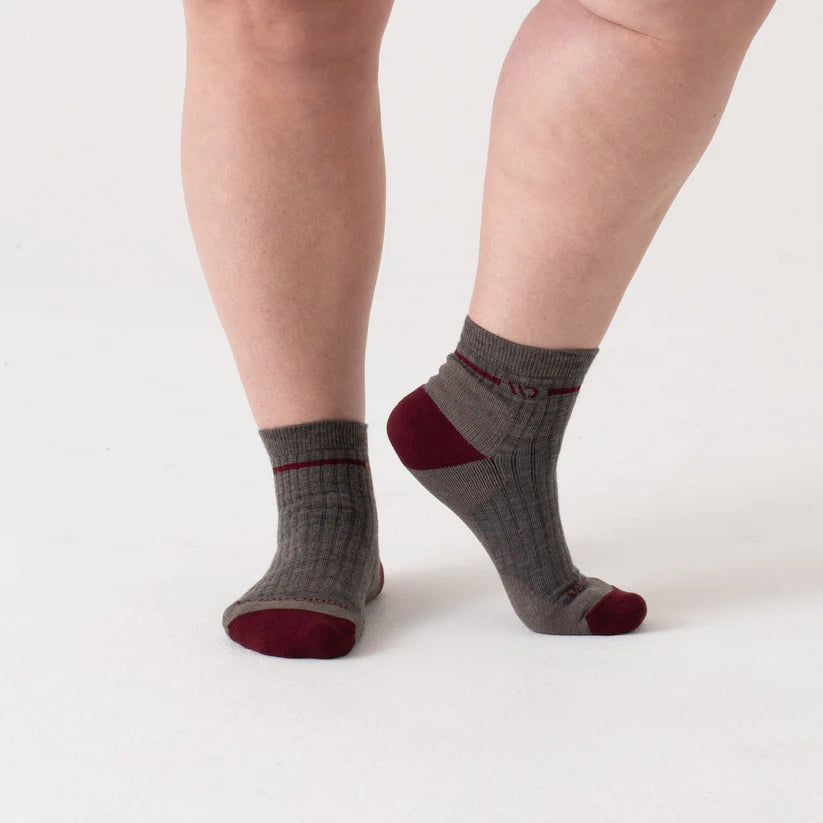 WOMEN'S SINGLE STRIPE MIDWEIGHT QUARTER SOCK